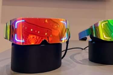 夏普在 CES 2023 上展出其 VR 头显原型，可与智能手机连接